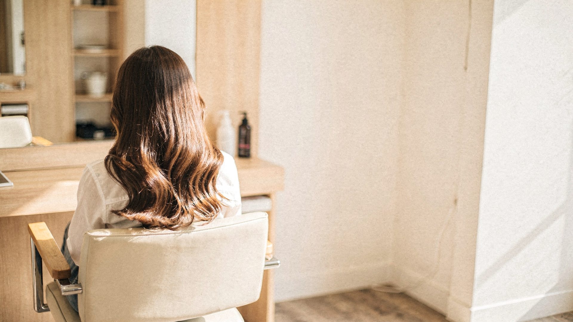 仕上がったヘアスタイルの後ろ姿