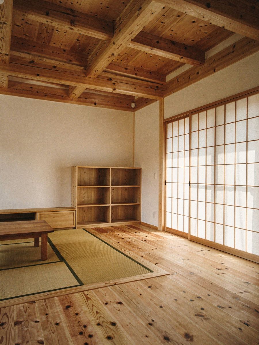 杉と漆喰でつくった、風の通る平屋