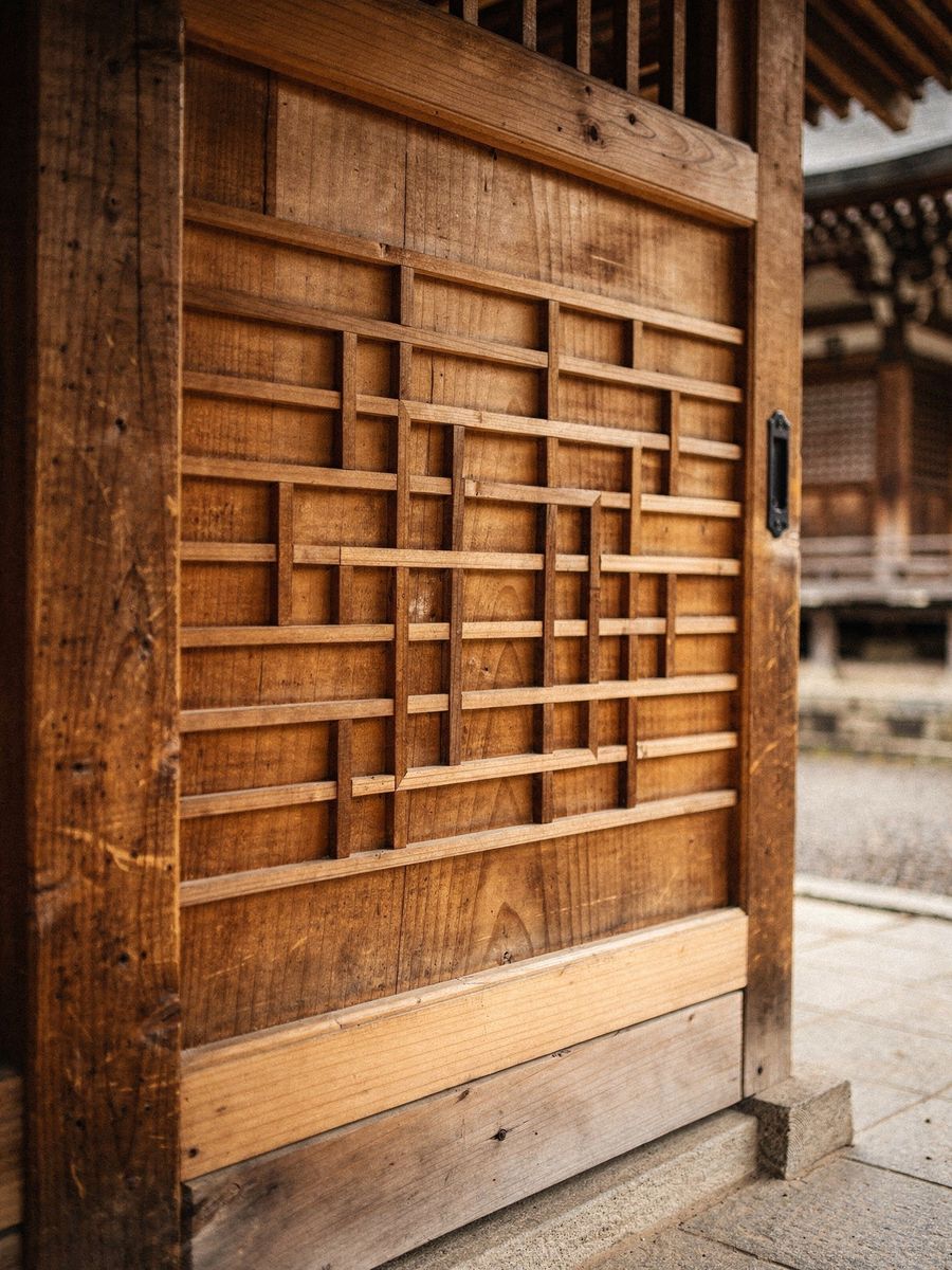 地域の神社、建具の修繕